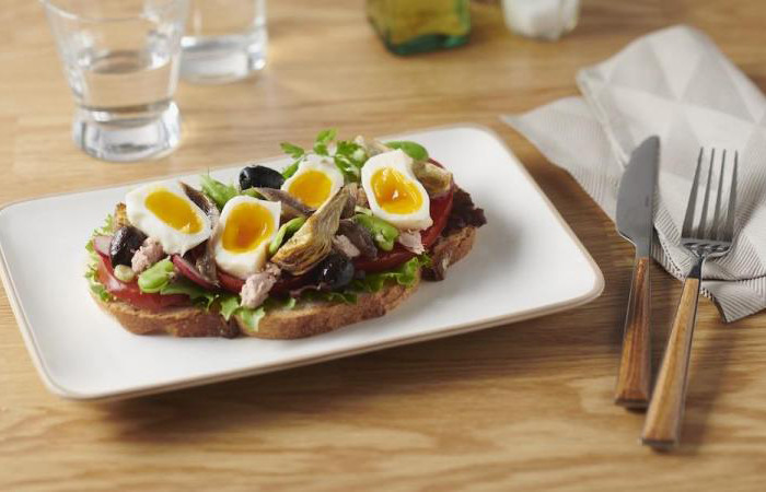 Tartine façon salade niçoise et oeuf confit