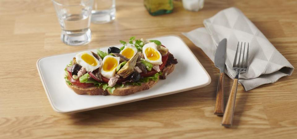 Tartine façon salade niçoise et oeuf confit