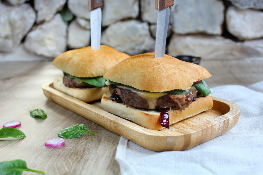 Burger de paleron de bœuf & sa compotée d’oignon