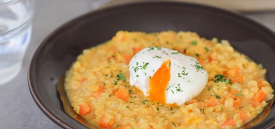 Dahl de lentilles corail et œuf poché