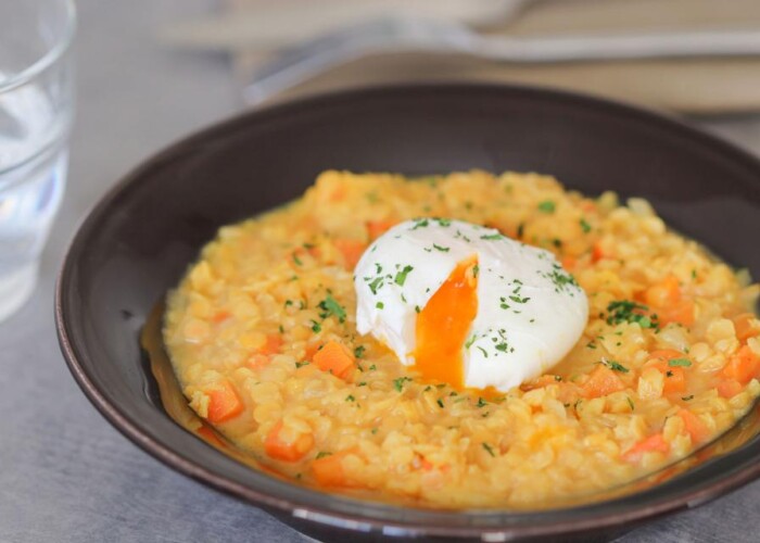 Dahl de lentilles corail et œuf poché