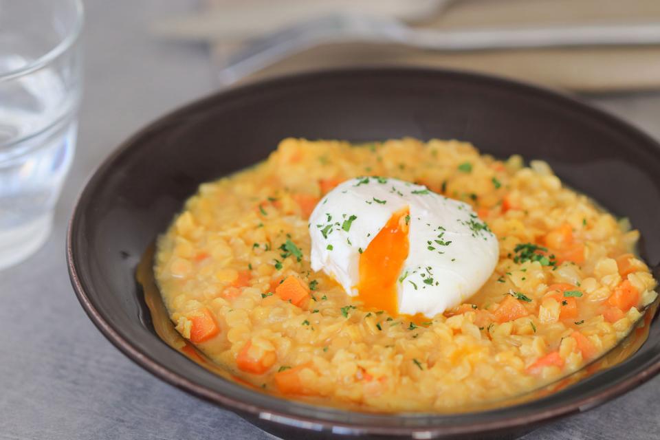 Dahl de lentilles corail et œuf poché