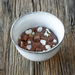 Nuage de mousse chocolatée, poires macérées, crumble au chocolat