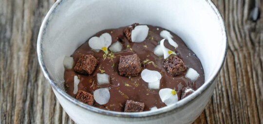 Nuage de mousse chocolatée, poires macérées, crumble au chocolat