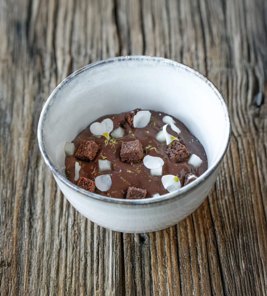 Nuage de mousse chocolatée, poires macérées, crumble au chocolat