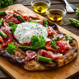 Pinsa à la Burrata, jambon cru, asperges vertes et tomates confites 