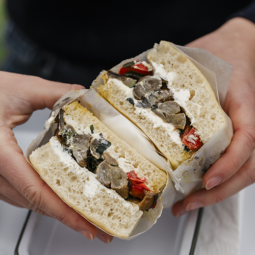 Sandwich foccacia, légumes rôtis au beurre et fromage fouetté ail et fines herbes