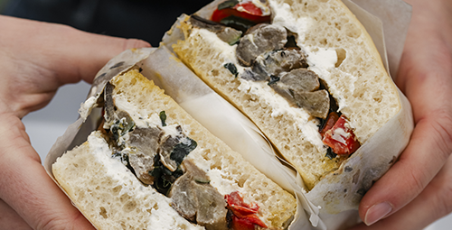 Sandwich foccacia, légumes rôtis au beurre et fromage fouetté ail et fines herbes