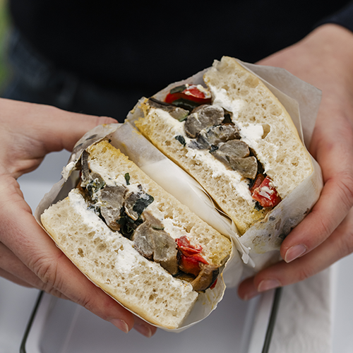 Sandwich foccacia, légumes rôtis au beurre et fromage fouetté ail et fines herbes