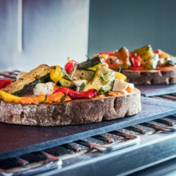 Bruschetta de légumes grillés et feta