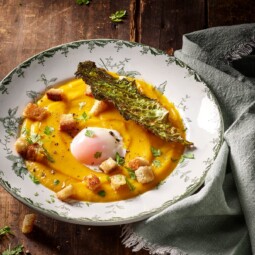 Crémeux de potimarron à l’huile de noisettes et oeuf parfait