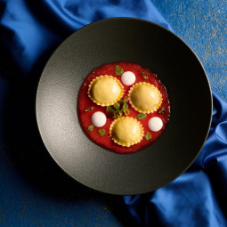 Bottoni aux crevettes rouges avec jus de pastèque, gelée de coco et gin