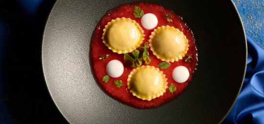 Bottoni aux crevettes rouges avec jus de pastèque, gelée de coco et gin