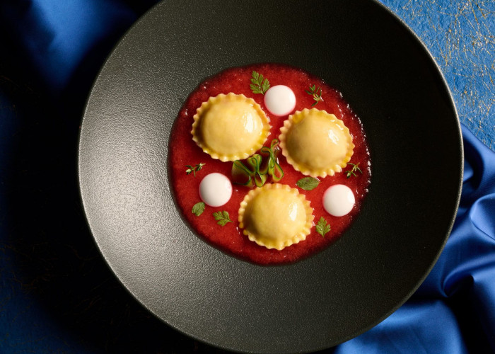 Bottoni aux crevettes rouges avec jus de pastèque, gelée de coco et gin