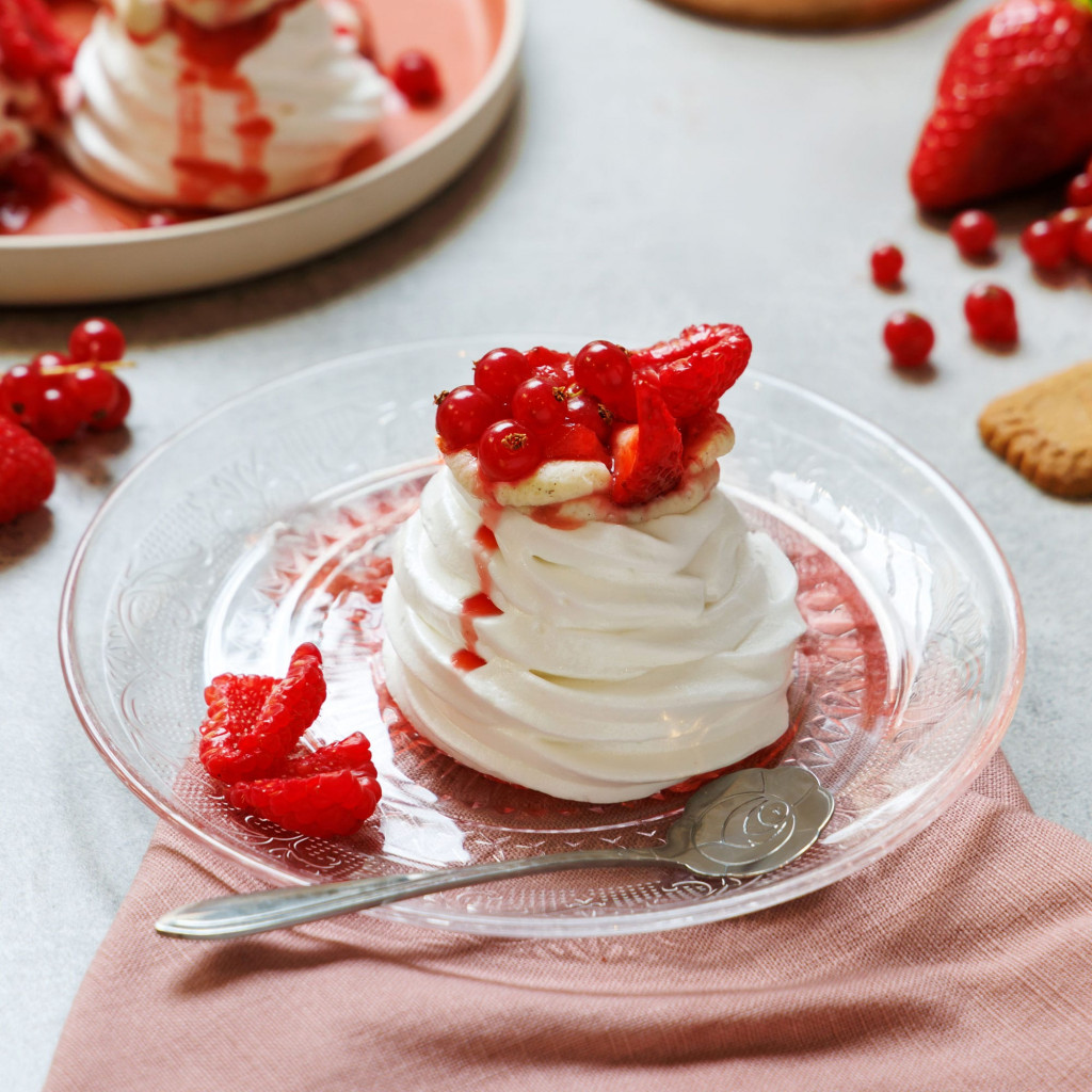 Pavlovas gourmandes au chocolat blanc et fruits rouges