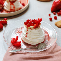 Pavlovas gourmandes au chocolat blanc et fruits rouges
