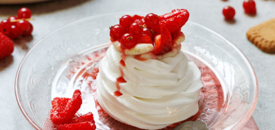 Pavlovas gourmandes au chocolat blanc et fruits rouges