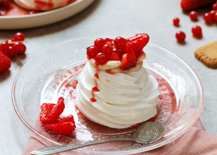 Pavlovas gourmandes au chocolat blanc et fruits rouges