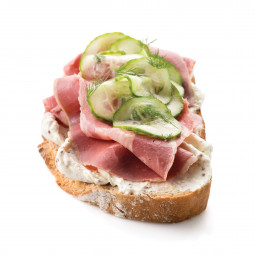 Tartine de pastrami au cream cheese Debic et concombre à l&rsquo;aneth