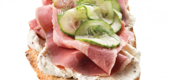 Tartine de pastrami au cream cheese Debic et concombre à l&rsquo;aneth