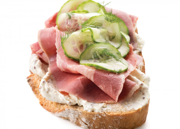Tartine de pastrami au cream cheese Debic et concombre à l&rsquo;aneth