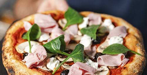Pizza tomate, chiffonnade de jambon, champignons et Fromage Fouetté Madame Loïk Ail et Fines Herbes