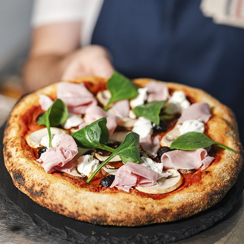 Pizza tomate, chiffonnade de jambon, champignons et Fromage Fouetté Madame Loïk Ail et Fines Herbes