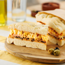 Muffuletta aux Œufs Brouillés