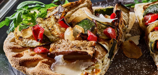 Pinsa aux légumes grillés Andalucia et sauce tartufata