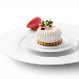Parfait à la fraise et à la vanille, sorbet à la framboise, meringue et sablé