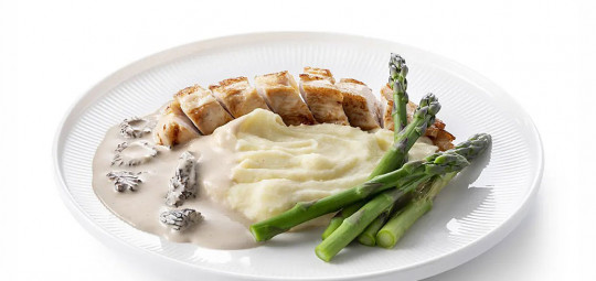 Poulet basse température, sauce aux morilles et aligot au comté